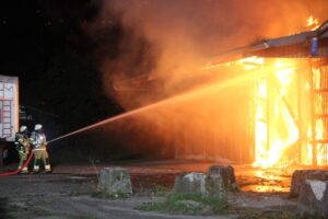 FF Bad Salzuflen: Feuer zerstört bei Großbrand Lagerhalle in Schötmar / Feuerwehr ist mit 110 Einsatzkräften über mehrere Stunden in der Ladestraße aktiv