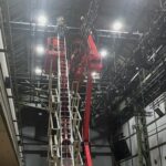 FW-E: Arbeiter in zehn Metern Höhe mit Hand zwischen Hubsteiger und Stahlträger eingeklemmt – Höhenretter befreien Patienten in Essener-Weststadthalle