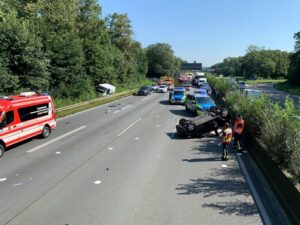 FW-NE: Verkehrsunfall mit sechs verletzten Personen | Zeitweilige Vollsperrung der A57