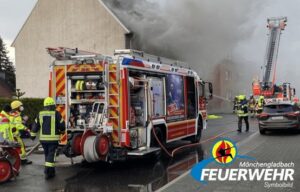 FW-MG: Ausgedehnter Wohnungsbrand im Mehrfamilienhaus