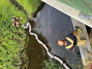 FW Bremerhaven: Gewässerverunreinigung auf dem Fluss Rohr