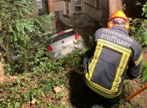 FW Stuttgart: Personenrettung aus abgestürztem PKW