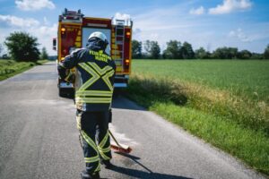 FW Hünxe: Auslaufende Betriebsmittel nach Verkehrsunfall