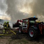 FW-DT: Strohballen geraten in Brand