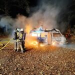 FW Drolshagen: Mitten in der Nacht: Kleinbus brennt auf Parkplatz