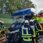 FW-BO: Schwerer LKW-Unfall auf der A 43 – Feuerwehr befreit Fahrer aus zerstörtem Führerhaus