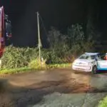 FW-EN: PKW fährt in umgestürzten Baum