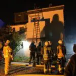 FW-EN: Brand im Gebäude – Feuerwehr bringt drei Kinder und zwei Erwachsene über Leiter in Sicherheit