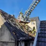 FW-E: Folgemeldung – Dachstuhlbrand in einem Fachwerkhaus – langwieriger Einsatz der Feuerwehr