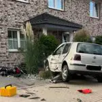FF Bad Salzuflen: Motorradfahrer wird unter Pkw eingeklemmt / Zwei Menschen bei Unfall in Wülfer-Bexten zum Teil lebensgefährlich verletzt