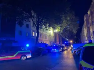 FW-DO: Feuer in einem Mehrfamilienhaus der Schillerstraße Vier Personen über Drehleiter gerettet