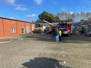 FW-ROW: Großfeuer beschäftigt Feuerwehren – Lagerhalle gerät in Brand