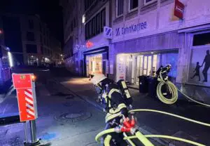 FW-BN: Feuer in einem Ladenlokal in der Bonner Innenstadt