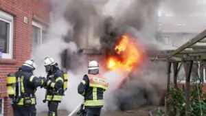 FW Celle: Garage in Vollbrand – eine Person verletzt!