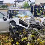 FW Westerburg: PKW prallt frontal gegen Baum – Fahrerin und Beifahrer werden schwer verletzt