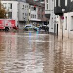 FW-E: Rohrbruch einer Hauptwasserleitung – Straße überflutet