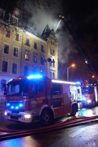 FW Dresden: Ausgedehnter Dachstuhlbrand an einem Mehrfamiliengebäude