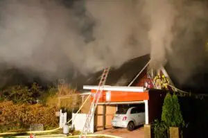 FW-RD: Dachstuhlbrand beschäftigt Feuerwehren in Melsdorf – Zugverkehr behindert