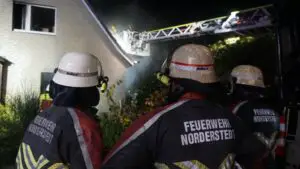 FW Norderstedt: Birkhahnkamp – Feuer in Einfamilienhaus