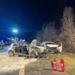 FW Bergheim: Drei Schwerverletzte nach Frontalzusammenstoß auf B477 bei Bergheim – Zwei Rettungshubschrauber im Einsatz – Verletzte in Fahrzeugen eingeklemmt