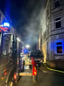 FW-GE: Brand mit Menschenleben in Gefahr in Ückendorf – Feuer in einem Mehrfamilienhaus an der Metzer Straße