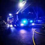 FW Grevenbroich: Mehrere Verletzte nach Feuer in Mehrfamilienhaus in Grevenbroich // Feuerwehr rettet Familie vom Balkon, Retter warnen: Flucht durch den Brandrauch lebensgefährlich