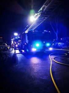 FW Grevenbroich: Mehrere Verletzte nach Feuer in Mehrfamilienhaus in Grevenbroich // Feuerwehr rettet Familie vom Balkon, Retter warnen: Flucht durch den Brandrauch lebensgefährlich