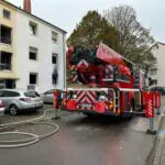 FW Düren: Zimmerbrand mit Menschenleben in Gefahr