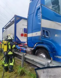 FW Bergheim: Brand auf Autobahn 61 – Rettungswagenbesatzung bemerkt Feuer an Gefahrgut-LKW