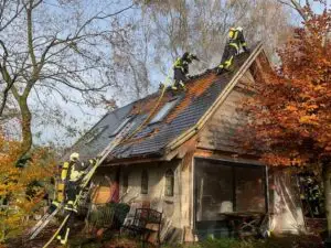 FW Kranenburg: Dachstuhlbrand am Kleingebäude
