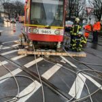 FW-BN: Feuerwehr hebt entgleiste Stadtbahn wieder zurück ins Gleisbett.