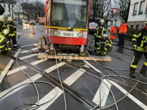 FW-BN: Feuerwehr hebt entgleiste Stadtbahn wieder zurück ins Gleisbett.