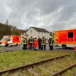 FW Hagen: Verkehrsunfall, Pkw stürzt in Volme, Person noch im Fahrzeug