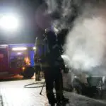 FW Celle: Mehrere brennende Fahrzeuge und Unrat in der Nacht