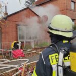 FW Celle: Geschossdecke durchgebrannt – Feuer in einem Gebäude in Celle