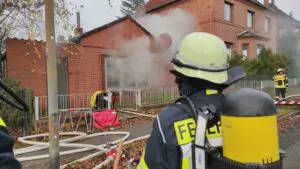 FW Celle: Geschossdecke durchgebrannt – Feuer in einem Gebäude in Celle