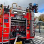 FW Stuttgart: Kellerbrand: Drei Personen über Drehleiter gerettet