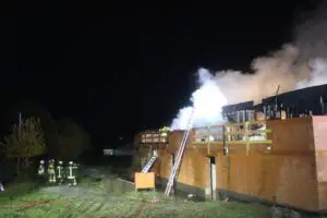 FF Bad Salzuflen: Neubau einer Kita brennt am Elkenbreder Weg / Feuerwehr Bad Salzuflen ist mit 60 Einsatzkräften vor Ort