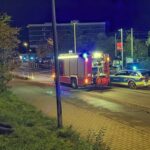 FW Konstanz: Zwei schwere Unfälle fast zeitgleich / Kind unter PKW eingeklemmt – Personenzug rammt PKW auf Bahnübergang