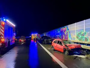 FW-MK: Verkehrsunfall mit 5 Verletzten auf der Autobahn