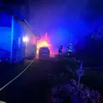 FW VG Westerburg: Brand in Garage greift auf Wohnhaus über – Bewohner bleiben unverletzt
