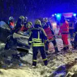 FW VG Westerburg: Gefahrguttransporter schiebt PKW von der Straße – Fahrerin wird in ihrem Fahrzeug eingeklemmt
