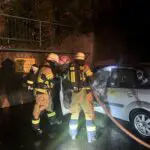 FW Bad Honnef: PKW in Vollbrand, Feuer breitet sich aus