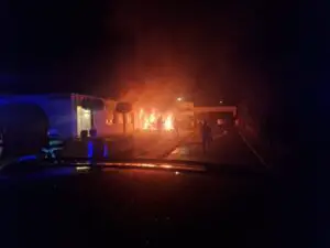 FW-DO: PKW in Vollbrand – Brandausbreitung auf Wohnhaus konnte verhindert werden