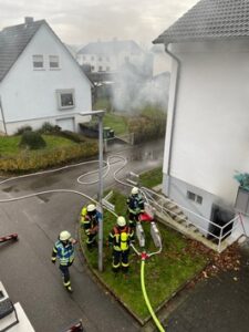 FW-OG: Kellerbrand in Mehrfamilienhaus