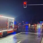 FW Grevenbroich: Fünf Verletzte nach Unfall zwischen Bus und drei PKW / Schulbus kappt Straßenbaum und landet im Acker, B477 komplett gesperrt