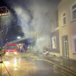 FW-E: Explosion in einem Mehrfamilienhaus – Großbrand mit mehreren Verletzten