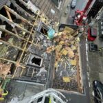 FW-E: Explosion in einem Mehrfamilienhaus – eine verstorbene Person gefunden