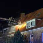 FW-PLÖ: Wohnungsbrand in Mönkeberg, personalintensive Brandbekämpfung im Dachbereich