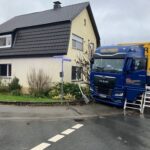 FF Bad Salzuflen: Lkw landet nach schwerem Unfall in Vorgarten / Feuerwehr Bad Salzuflen ist mit 20 Kräften in Lockhausen im Einsatz